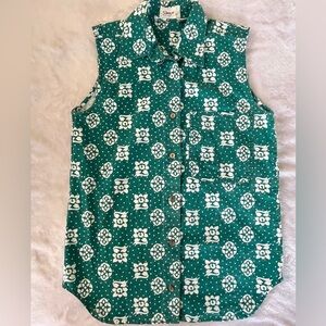 Green floral print sleepless button-up top Size small. 100% cotton